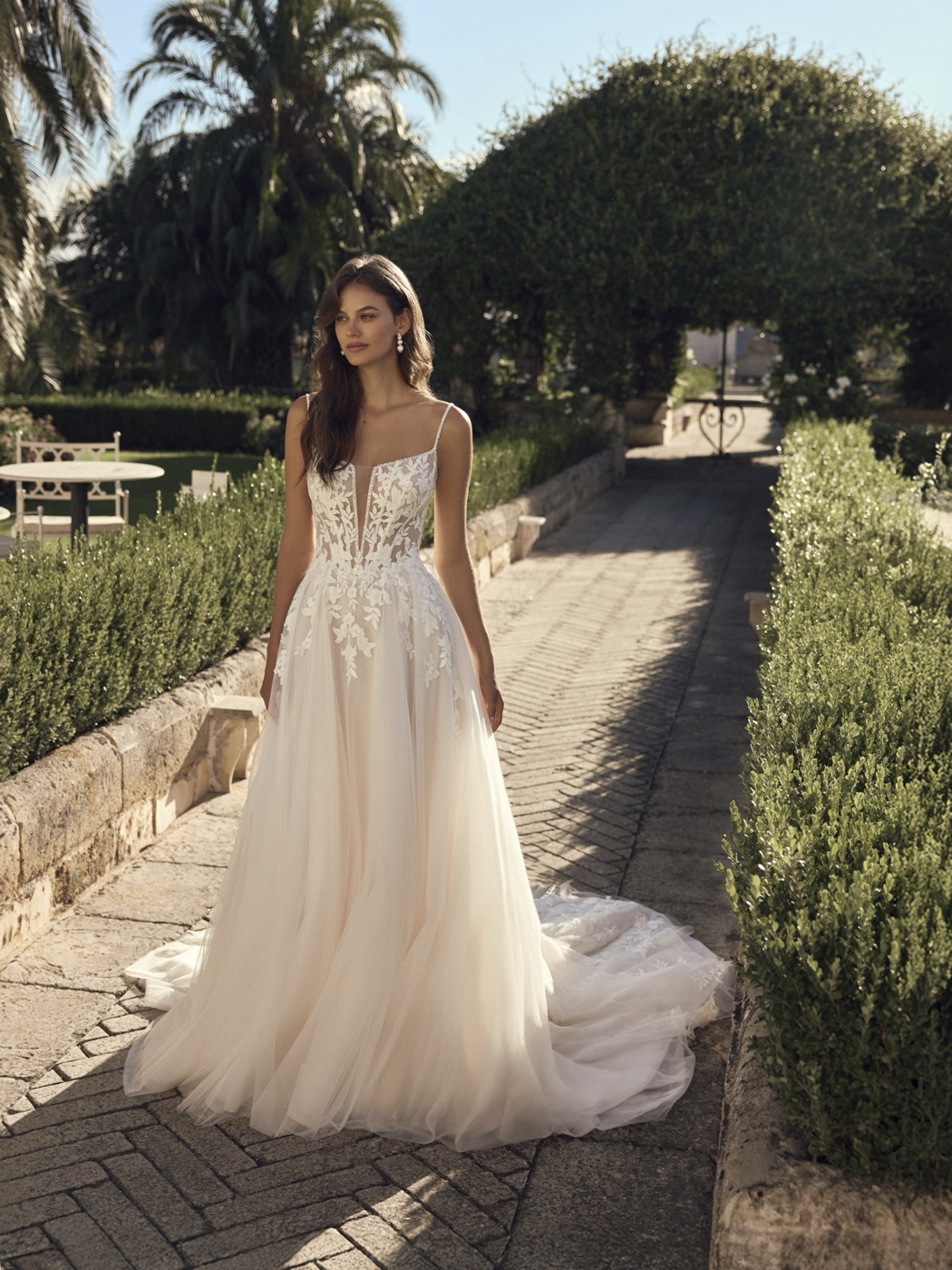 Moyra — Modeca + Le Papillon